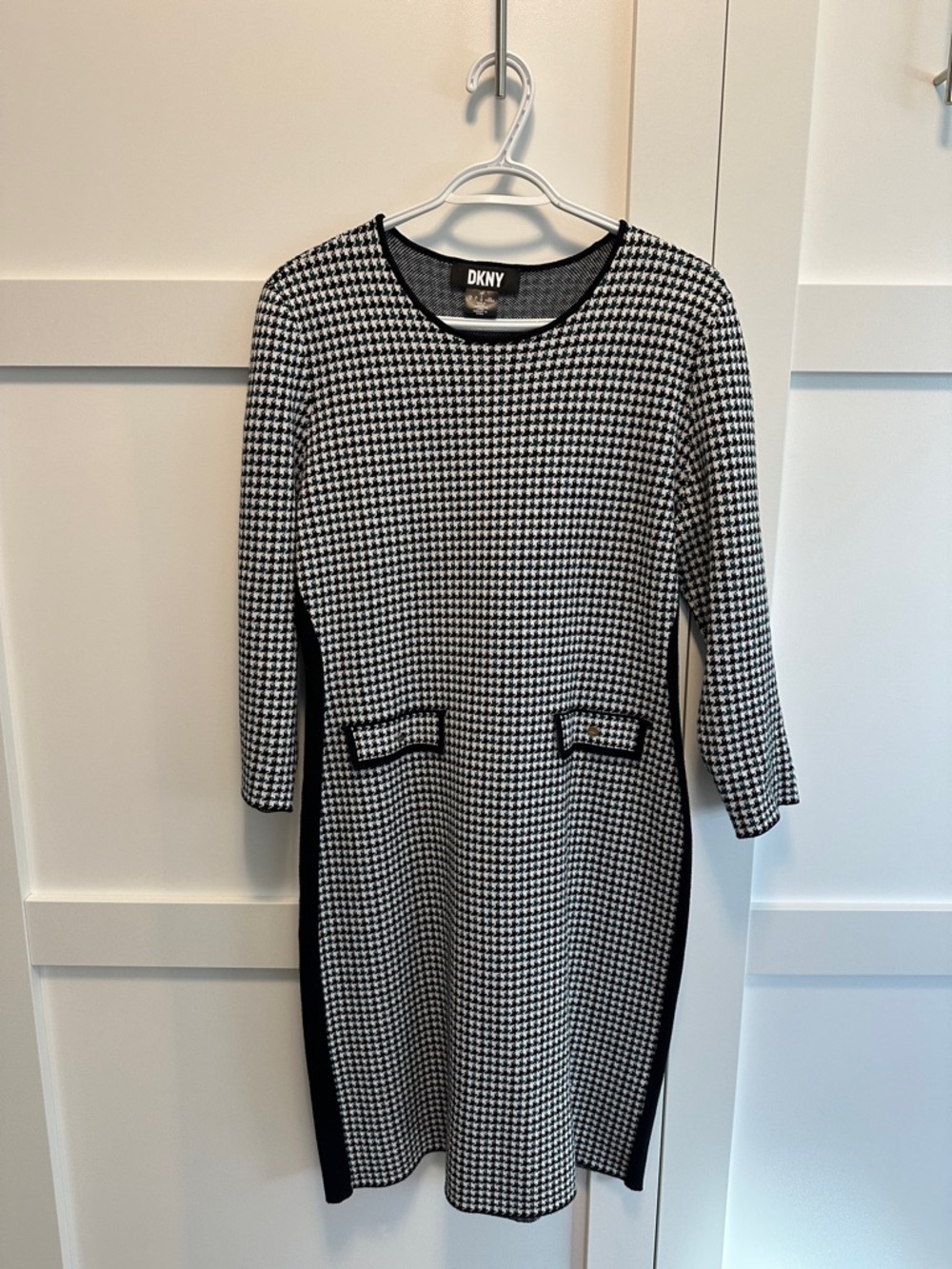 DKNY Black, Green and White Houndstooth Long Sleeve Sheath Dress. Size large.